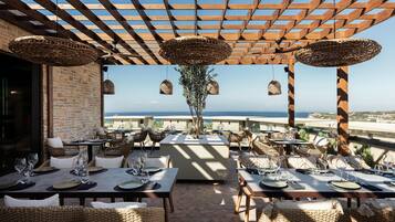 3 restaurantes, se sirven desayunos, comidas y cocina mediterránea