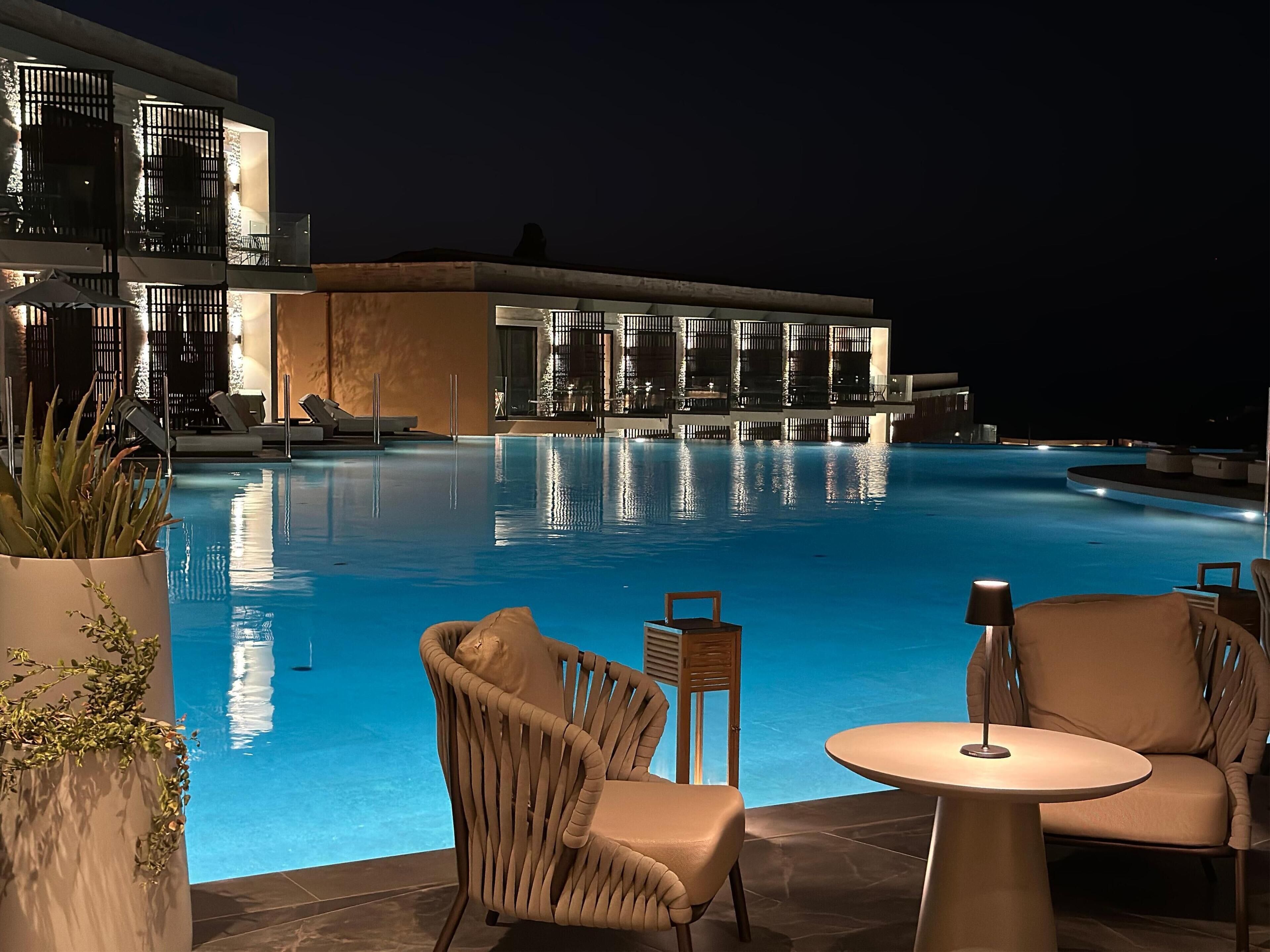 4 個室外泳池；泳池傘、躺椅