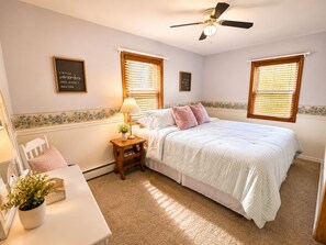4 bedrooms, WiFi, bed sheets - Walk to Walloon Village, Beach & 10 min to Petoskey or Boyne Mountain (Walloon Lake)