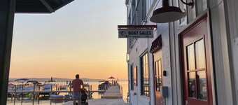 Walk to Walloon Village, 10 min to Petoskey or Boyne Mountain