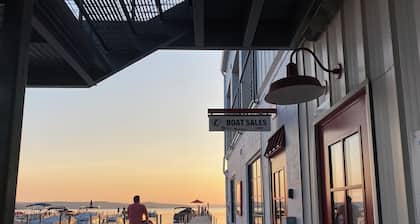 Walk to Walloon Village, 10 min to Petoskey or Boyne Mountain