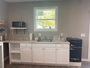 Fridge, microwave, coffee/tea maker, blender - m&m cabin’s (Fredericksburg)