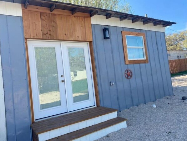 Exterior detail - m&m cabin’s (Fredericksburg)