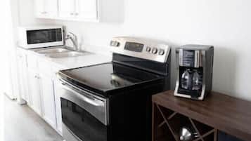 Microondas, horno, parrilla de estufa y cafetera y tetera