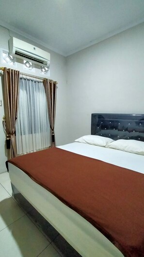 Down duvets, individually furnished, blackout curtains, soundproofing - Aqsa Guest House Ciamis (Ciamis)