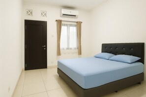 Deluxe Room | Down comforters, individually furnished, blackout drapes, soundproofing - Aqsa Guest House Ciamis (Ciamis)