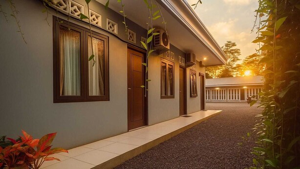 A building with a covered walkway, multiple doors, and windows. - Aqsa Guest House Ciamis (Ciamis)