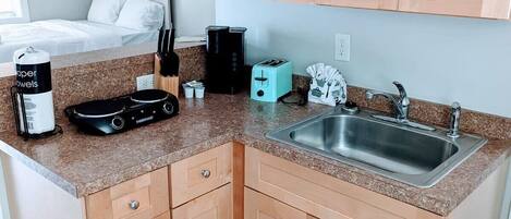 ثلاجة، ماكينة لصنع القهوة/الشاي، مستلزمات طهي/أطباق/أوعية