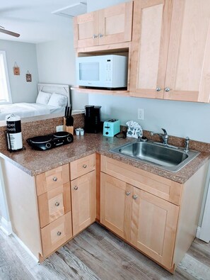 Kühlschrank, Wasserkocher mit Kaffee-/Teezubehör