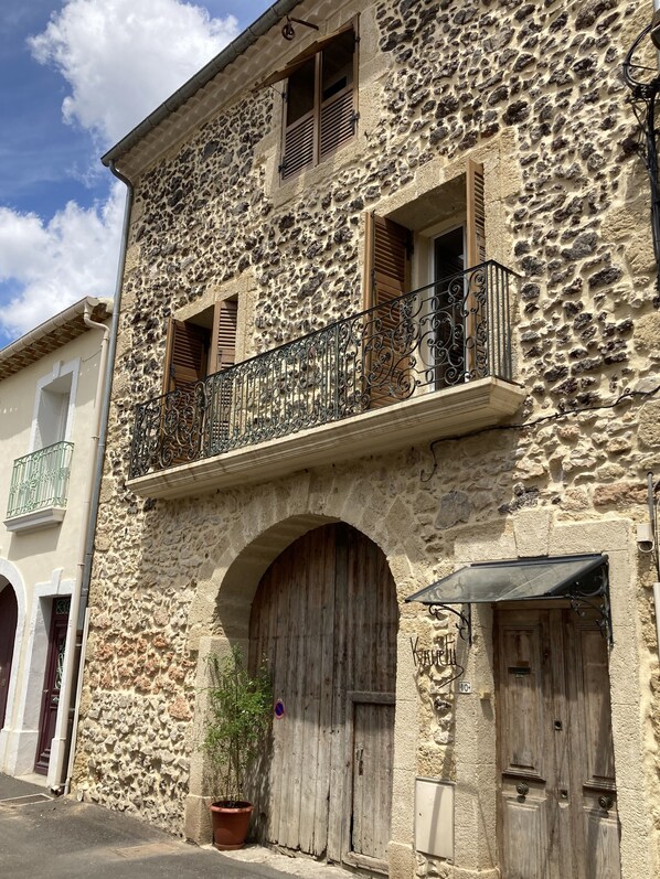 المنشأة من الخارج