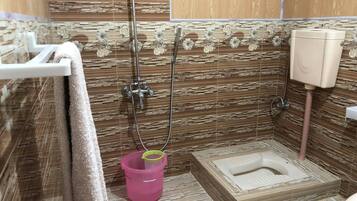 Habitación Deluxe con 1 cama matrimonial o 2 individuales | Baño | Regadera, amenidades de baño de diseñador, toallas, jabón