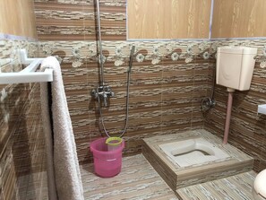 ห้องดีลักซ์ดับเบิลหรือทวิน | ห้องน้ำ | ฝักบัว, ของใช้ในห้องน้ำระดับพรีเมียม, ผ้าเช็ดตัว, สบู่