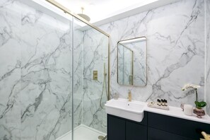 Deluxe Studio | Bathroom | Shower, rainfall showerhead, free toiletries, hair dryer - Urban Chic - Nevern  (London)