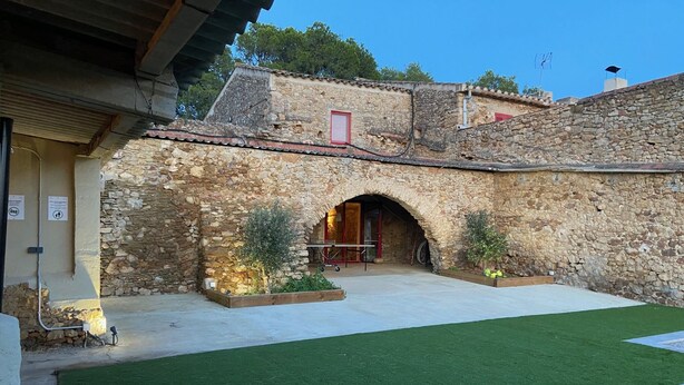 A stone building with a courtyard, a pool, and a small garden area. - Torre Bertrana by Duquessa Hotel Collection (Pals)