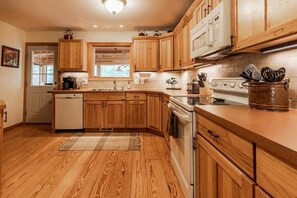 Fridge, microwave, oven, stovetop - 4BR| Sled-to-Trails Cabin|Paradise, MI (Paradise)