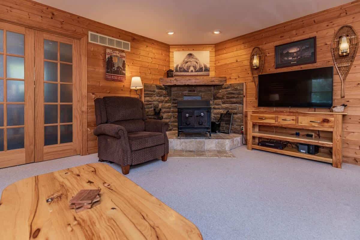 تلفزيون، مدفأة، مشغل دي في دي، كُتُب