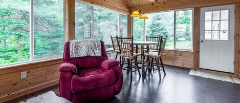 تلفزيون، مدفأة، مشغل دي في دي، كُتُب