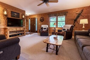 Fernseher, Kamin, DVD-Player, Bücher