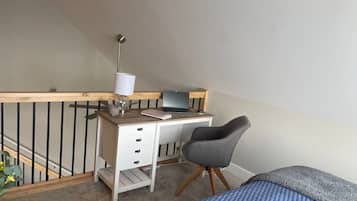 3 dormitoris, escriptori i planxa i posts de planxar