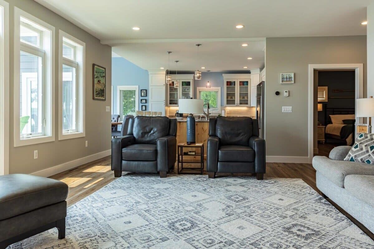 Televisor, llar de foc, reproductor de DVD i llibres 