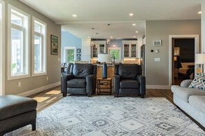 Fernseher, Kamin, DVD-Player, Bücher