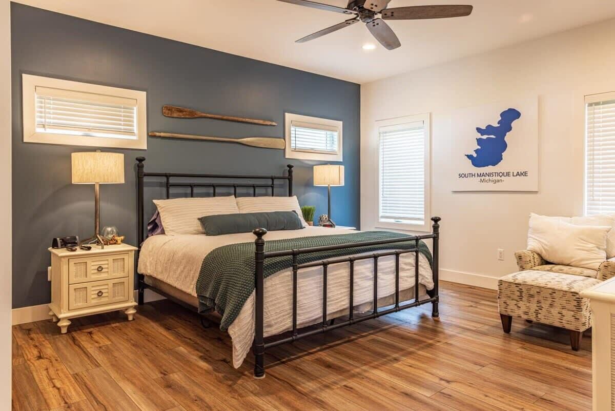 3 bedrooms, desk, iron/ironing board, travel crib