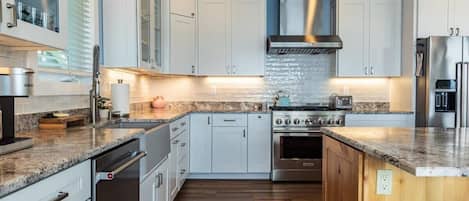 Réfrigérateur, four à micro-ondes, un four, surface de cuisson