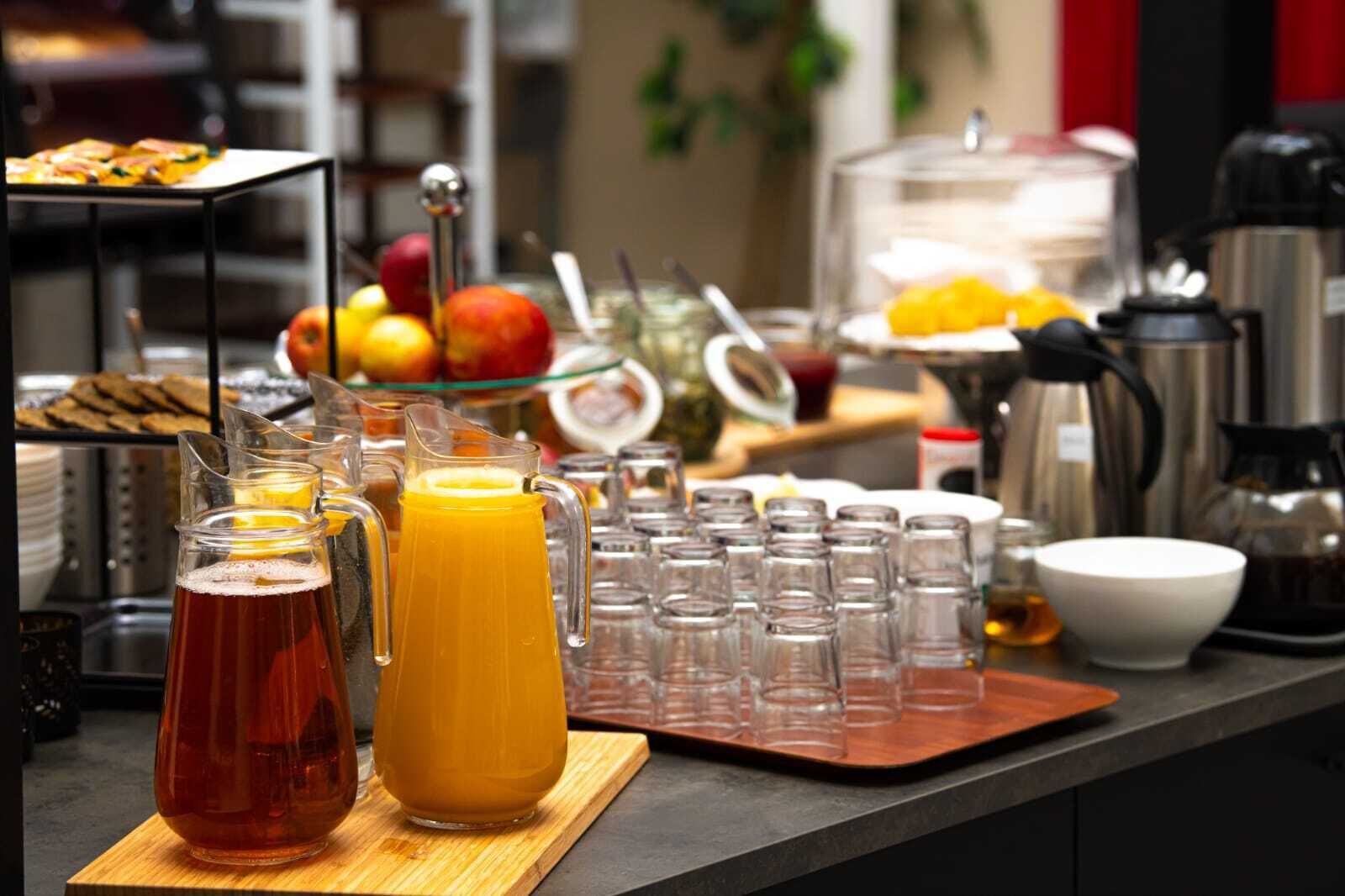 Um buffet de café da manhã com diversas opções de comida e bebidas.