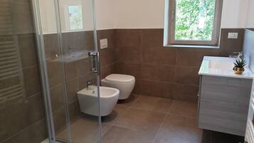 Doccia, asciugacapelli, bidet, asciugamani