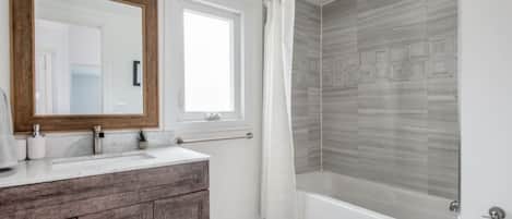 Douche, séchoir à cheveux, serviettes fournies, savon