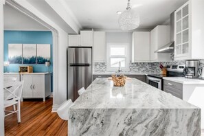 雪櫃、微波爐、焗爐、爐具