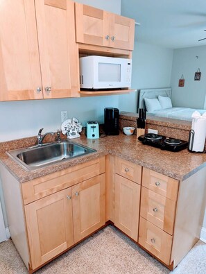 Kylskåp, kaffe- och tebryggare och grytor/köksredskap