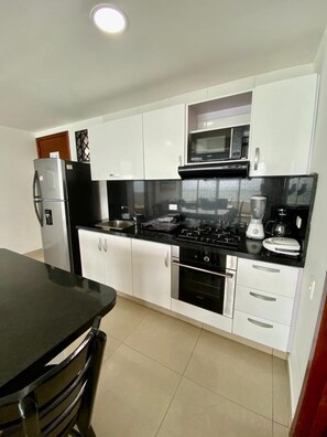 Kühlschrank, Mikrowelle, Herdplatte, Kochgeschirr/Geschirr/Besteck