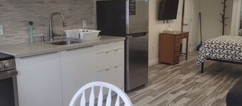 Cozy and modern bachelor suite with kitchenette and bath 