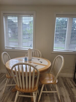 Dining - Cozy and modern bachelor suite with kitchenette and bath  (Guelph)