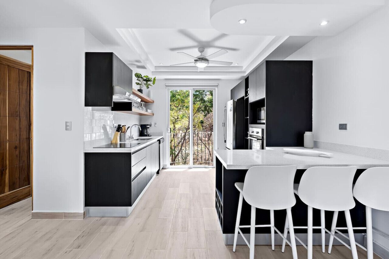 Een koelkast, een magnetron, een oven, een kookplaat