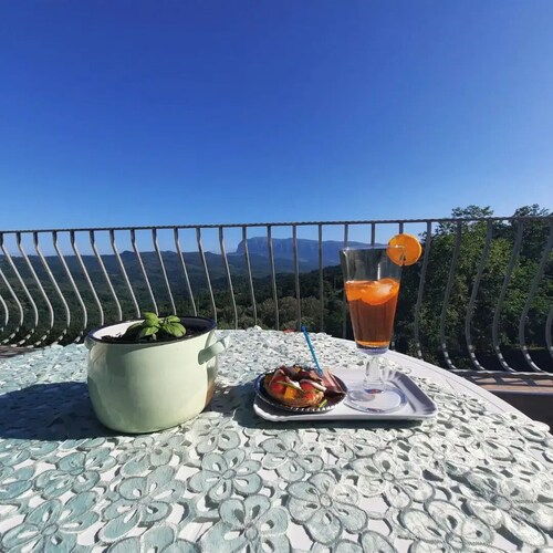 House surrounded by nature suspended between heaven and earth, with breathtaking views.