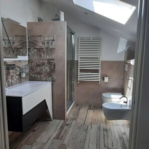 Douche, séchoir à cheveux, bidet, serviettes fournies