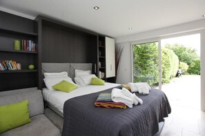 5 bedrooms, in-room safe, iron/ironing board, travel cot - Charming villa close to Beach and old Antibes. (Antibes)