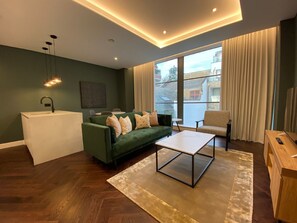 Apartemen | Area keluarga | Smart TV 42-inci dengan saluran TV kabel, Netflix, dan layanan streaming