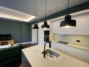 Apartemen | Area keluarga | Smart TV 42-inci dengan saluran TV kabel, Netflix, dan layanan streaming