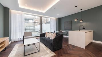 Apartamento | Zona de estar | Smart TV de 42 pulgadas con canales por cable, Netflix