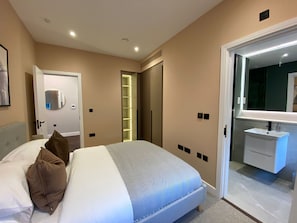 Apartemen | 2 kamar tidur, ruang kerja ramah laptop, dan setrika/meja setrika