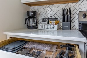 Full-size fridge, microwave, oven, stovetop - Spacious 4BR / 4BA Downtown Indy, Family-Friendly, Close to Top Attractions (Indianapolis)