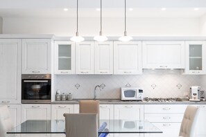 Kühlschrank, Mikrowelle, Ofen, Herdplatte