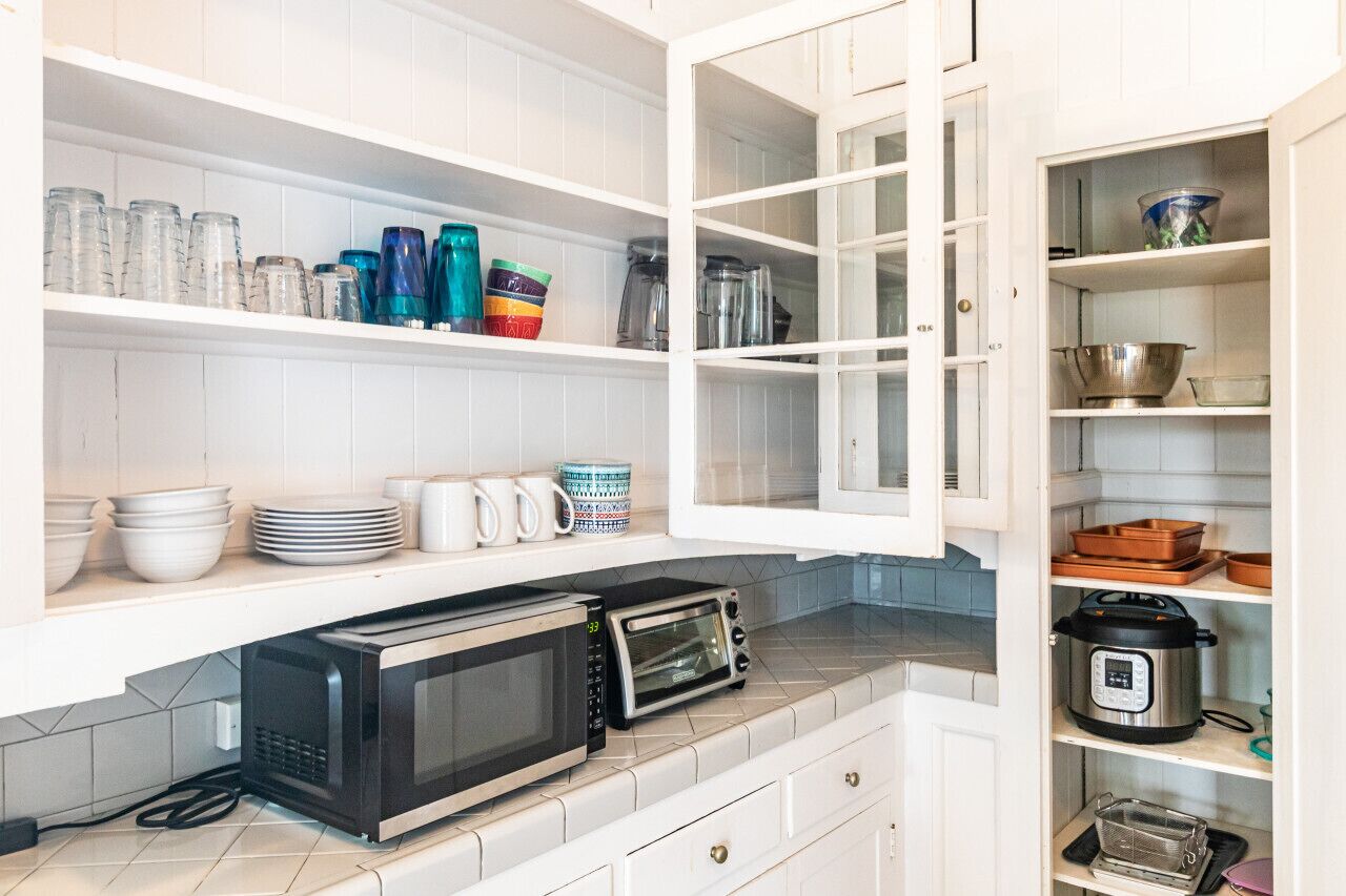 Fridge, oven, stovetop, coffee/tea maker