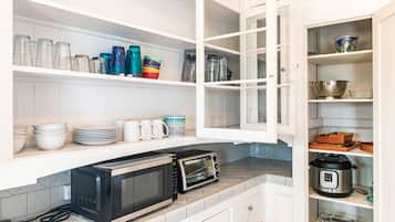 Kjøleskap, ovn, kokeplater og kaffetrakter/tekoker