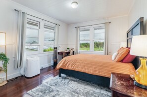 3 slaapkamers, een bureau, een strijkplank/strijkijzer, reisbedje