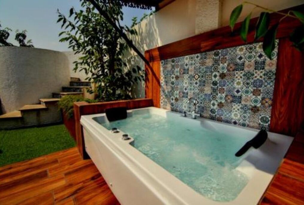 Bañera de hidromasaje al aire libre