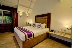 1 bedroom, iron/ironing board, free WiFi, bed sheets - Villa with Private Pool (Lonavala)